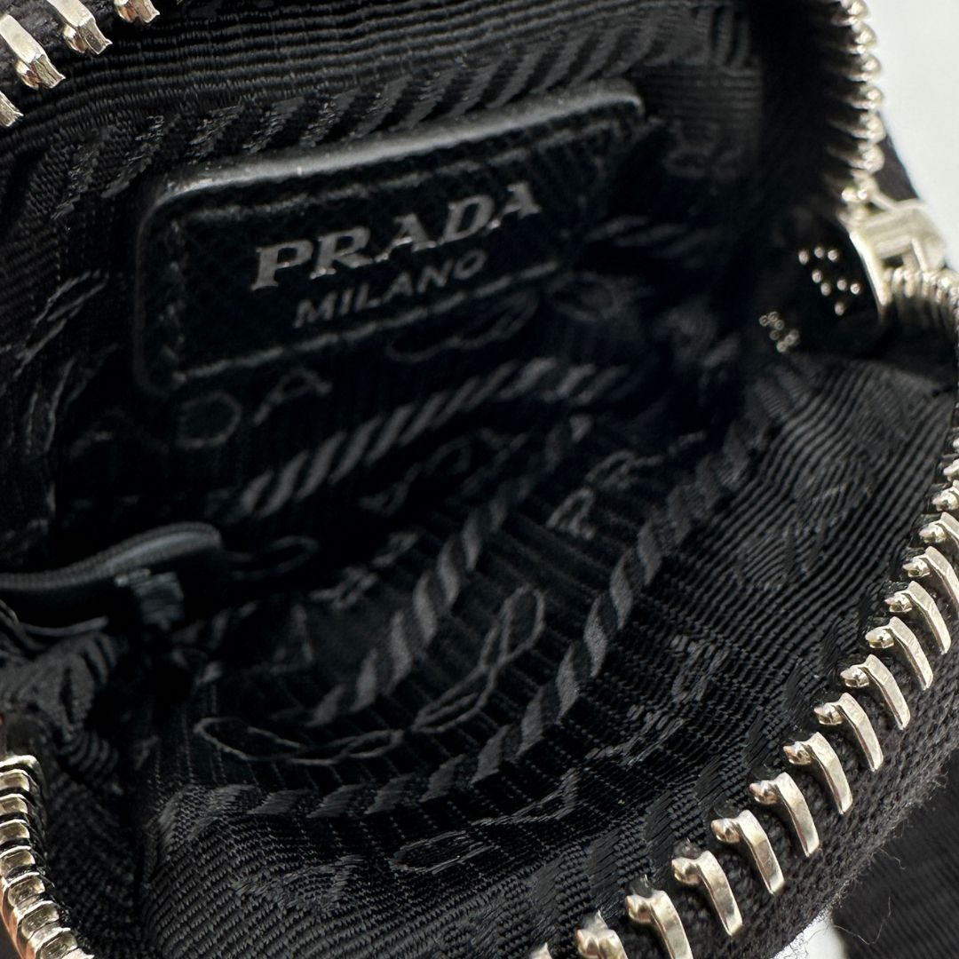interno Borsa Prada in re-nylon nero con finiture in pelle saffiano tono su tono; indossabile a spalla, a tracolla a mano 