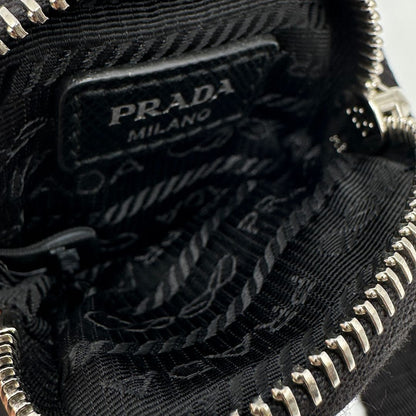 interno Borsa Prada in re-nylon nero con finiture in pelle saffiano tono su tono; indossabile a spalla, a tracolla a mano 