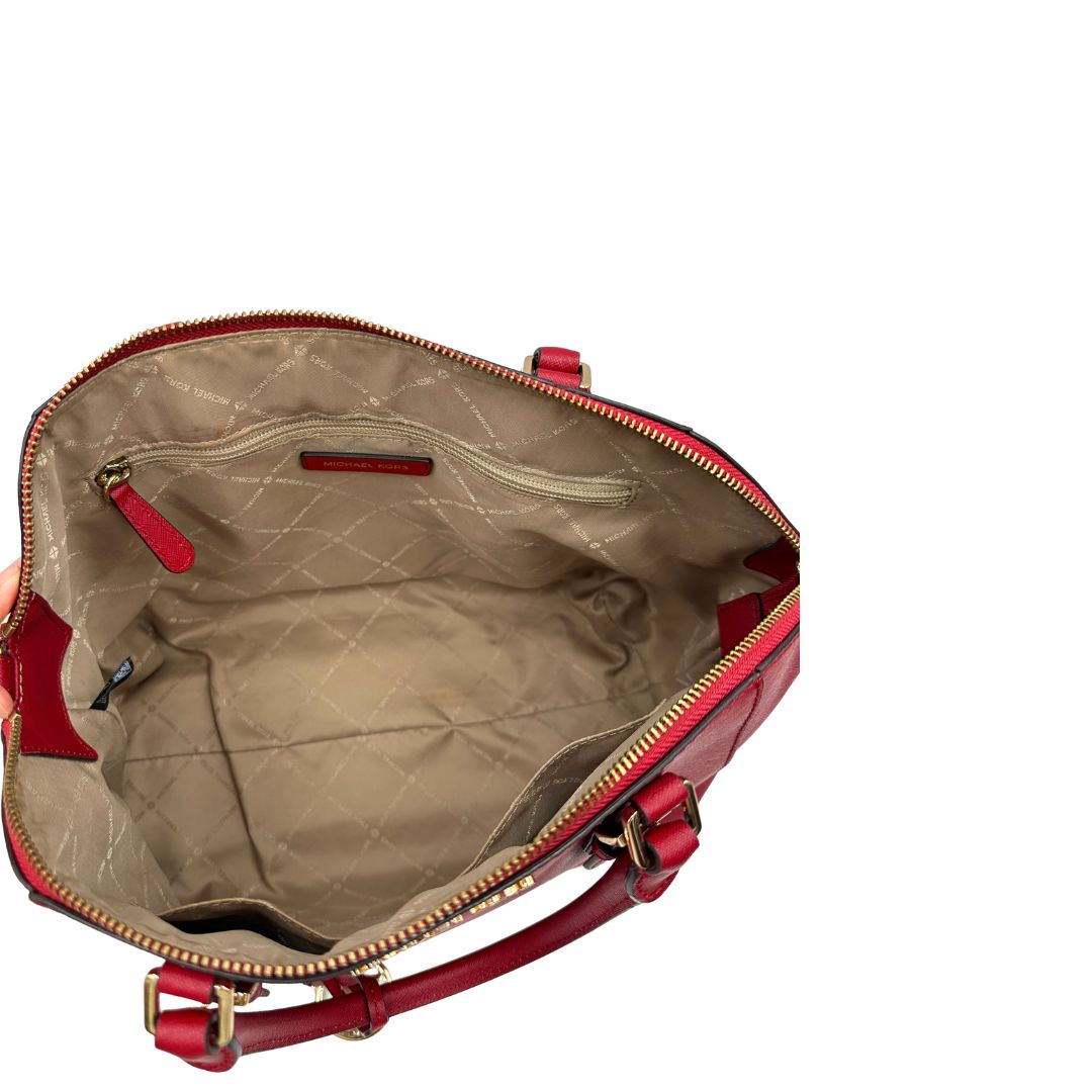 Interno, Borsa MK in pelle saffiano rossa con hardware dorato. Indossabile a mano oppure a tracolla. Originale, usata, di lusso, in ottime condizioni.