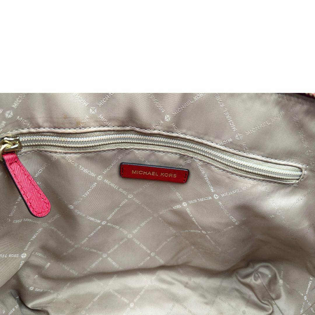Interno, Borsa MK in pelle saffiano rossa con hardware dorato. Indossabile a mano oppure a tracolla. Originale, usata, di lusso, in ottime condizioni.