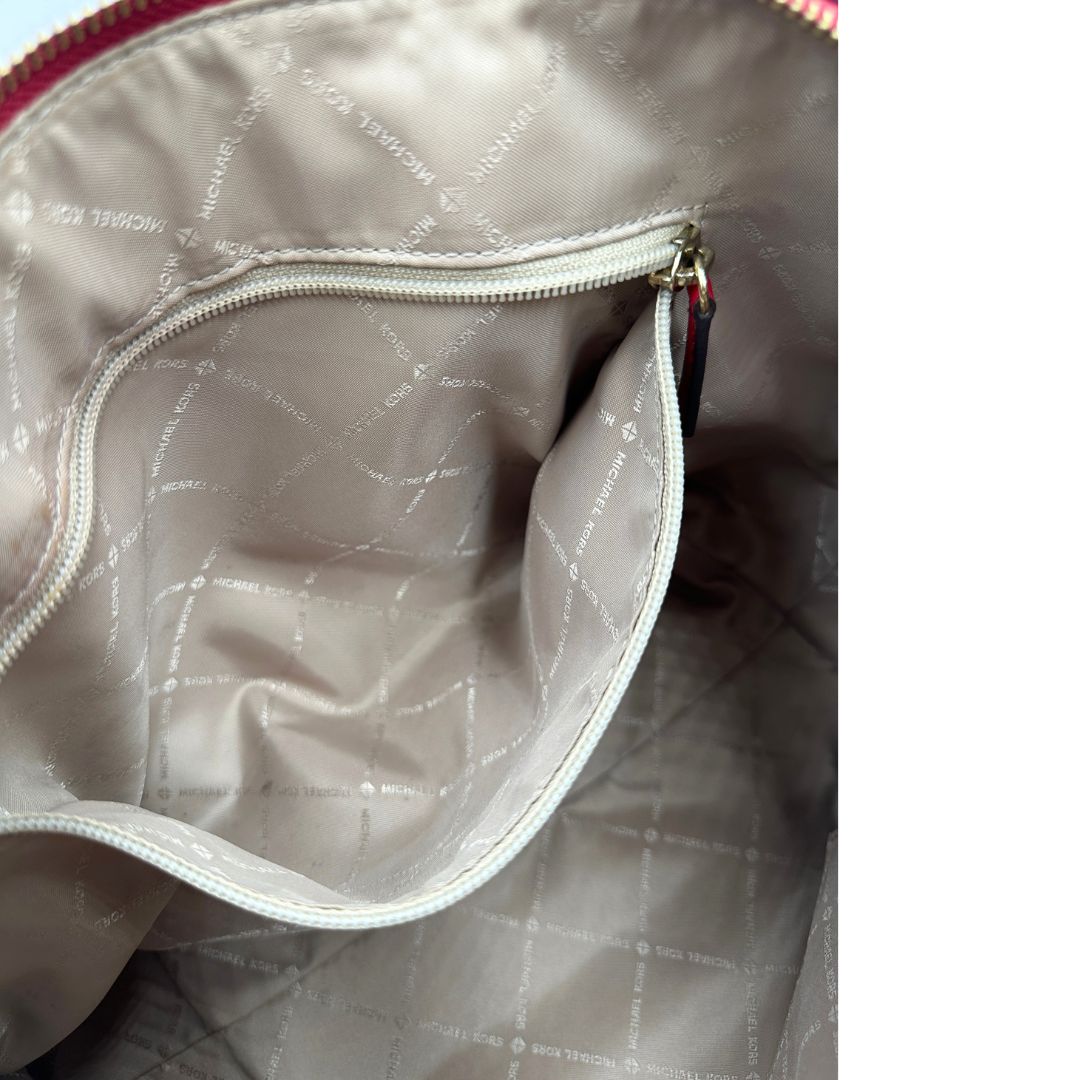 Tasca interna, Borsa MK in pelle saffiano rossa con hardware dorato. Indossabile a mano oppure a tracolla. Originale, usata, di lusso, in ottime condizioni.
