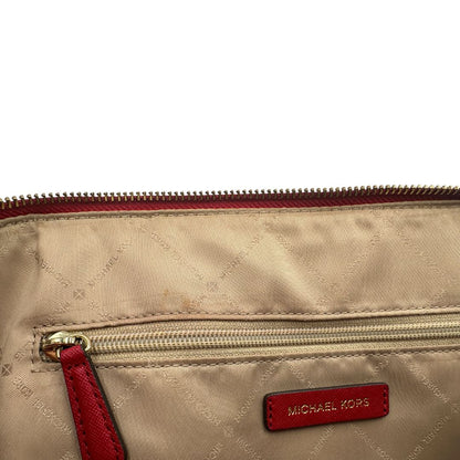 Interno, Borsa MK in pelle saffiano rossa con hardware dorato. Indossabile a mano oppure a tracolla. Originale, usata, di lusso, in ottime condizioni.