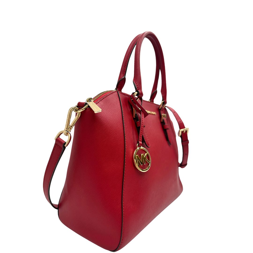 Lato, Borsa MK in pelle saffiano rossa con hardware dorato. Indossabile a mano oppure a tracolla. Originale, usata, di lusso, in ottime condizioni.