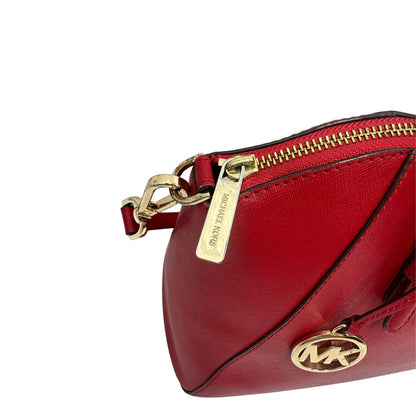 Chiusura, Borsa MK in pelle saffiano rossa con hardware dorato. Indossabile a mano oppure a tracolla. Originale, usata, di lusso, in ottime condizioni.