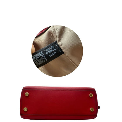 Base, Borsa MK in pelle saffiano rossa con hardware dorato. Indossabile a mano oppure a tracolla. Originale, usata, di lusso, in ottime condizioni.