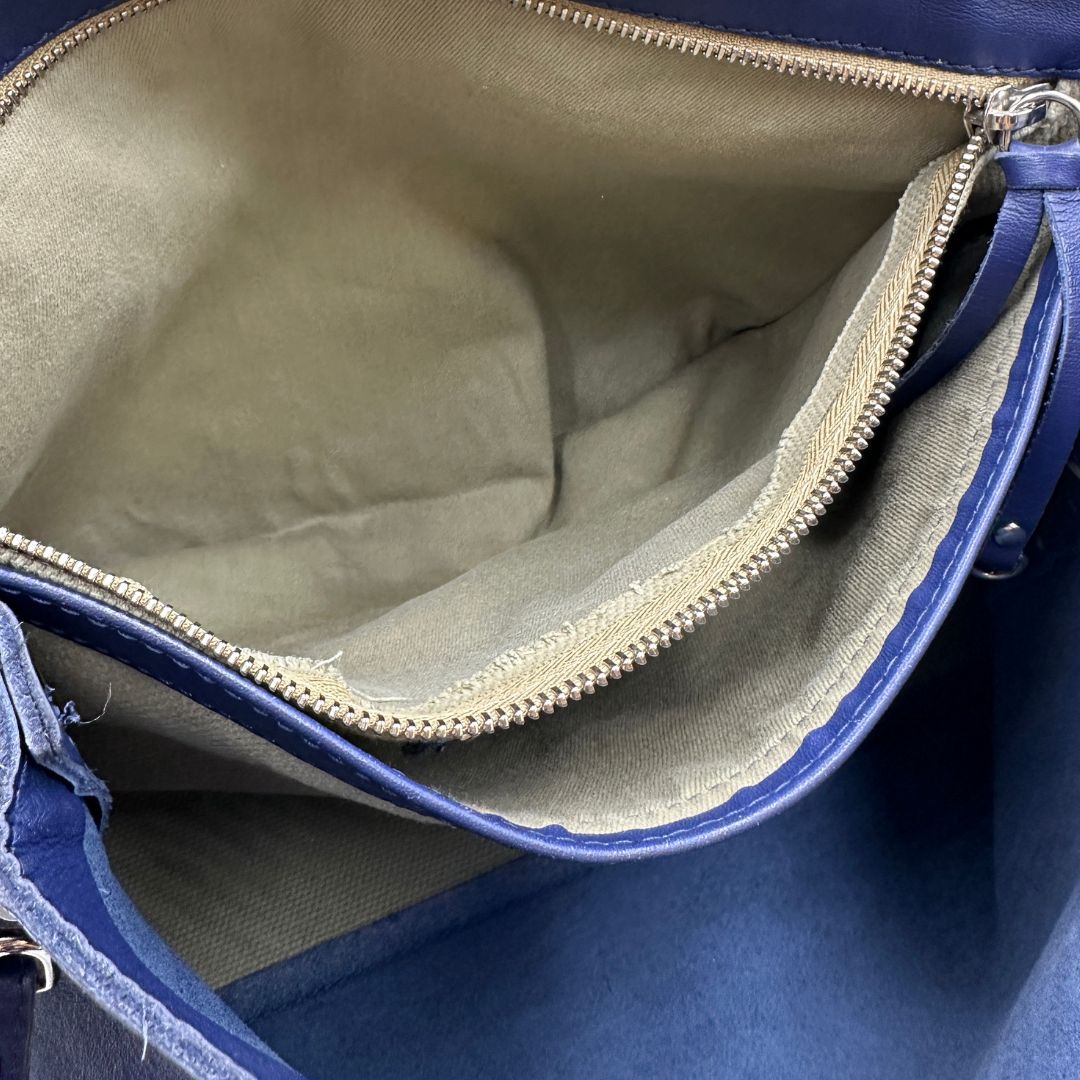 interno Postina M Zanellato in pelle blu, munita di una tracolla amovibile e regolabile e un manico singolo, di lusso, originale, ottime condizioni 