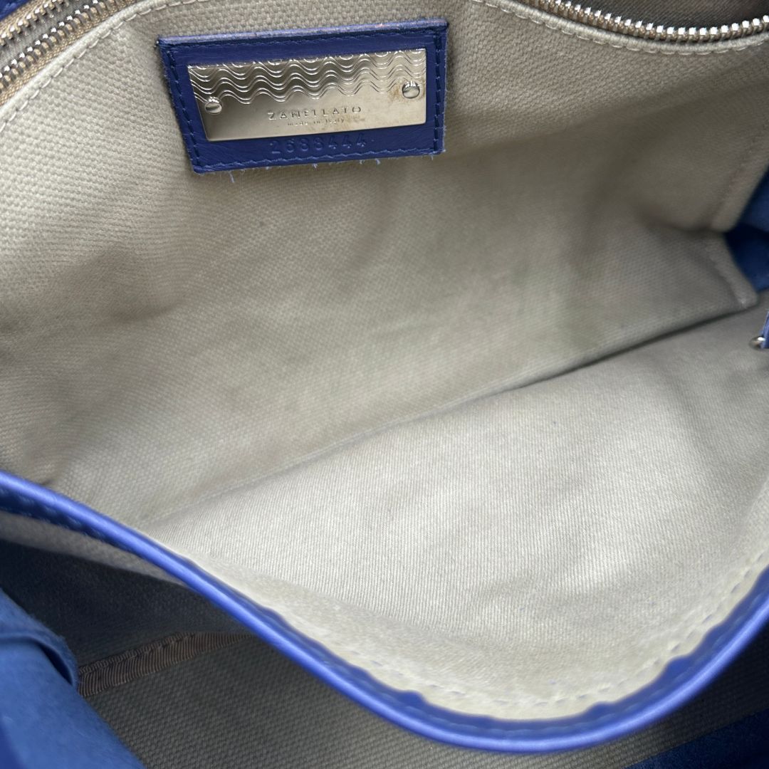 interno Postina M Zanellato in pelle blu, munita di una tracolla amovibile e regolabile e un manico singolo, di lusso, originale, ottime condizioni 