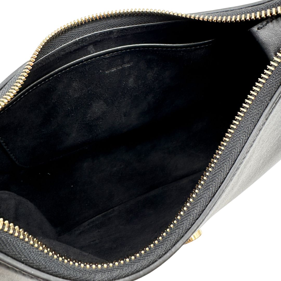 interno Borsa Celine Ava Triomphe nella misura media, dalla silhouette a mezza luna, caratterizzata da una firma Triomphe iconica espressione della renaissance Celine, di lusso, originale, eccellenti condizion