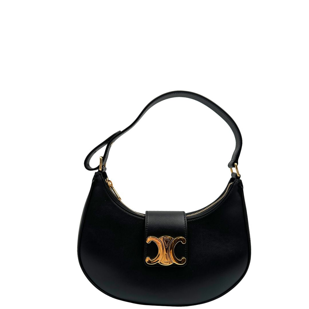 front Borsa Celine Ava Triomphe nella misura media, dalla silhouette a mezza luna, caratterizzata da una firma Triomphe iconica espressione della renaissance Celine, di lusso, originale, eccellenti condizioni