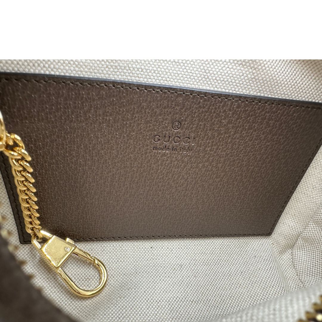 Interno, Borsa Gucci in canvas GG Supreme con l'iconica striscia Web verde e rossa, munita di un manico singolo e una tracolla regolabile e amovibile. Originale, usata, di lussi, in condizioni eccellenti.