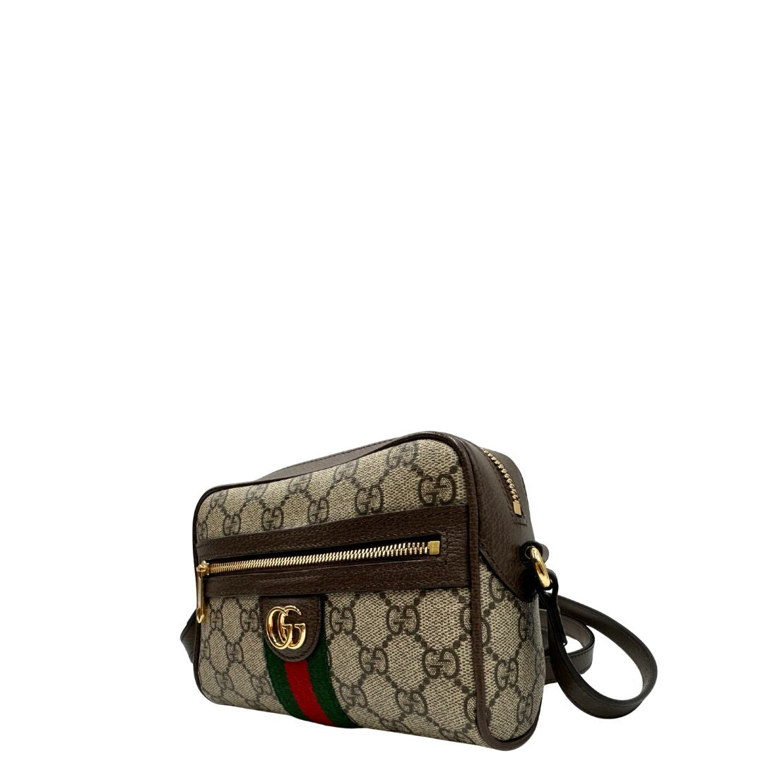 Lato, Borsa Gucci in canvas GG Supreme con l'iconica striscia Web verde e rossa, munita di un manico singolo e una tracolla regolabile e amovibile. Originale, usata, di lussi, in condizioni eccellenti.