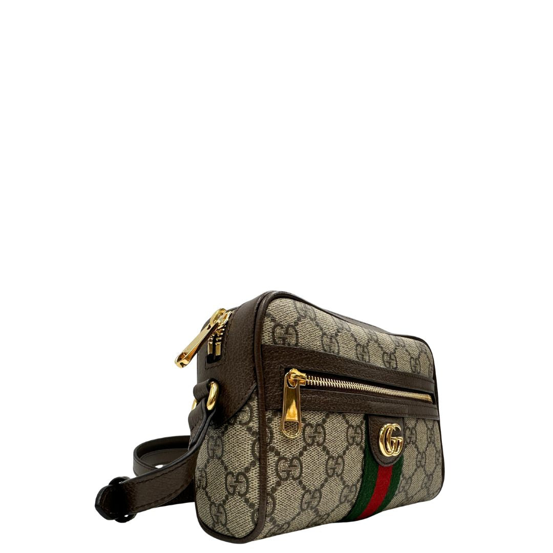 Lato, Borsa Gucci in canvas GG Supreme con l'iconica striscia Web verde e rossa, munita di un manico singolo e una tracolla regolabile e amovibile. Originale, usata, di lussi, in condizioni eccellenti.