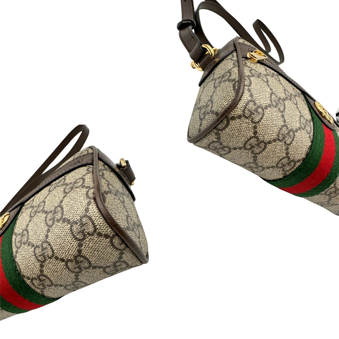 Angoli, Borsa Gucci in canvas GG Supreme con l'iconica striscia Web verde e rossa, munita di un manico singolo e una tracolla regolabile e amovibile. Originale, usata, di lussi, in condizioni eccellenti.
