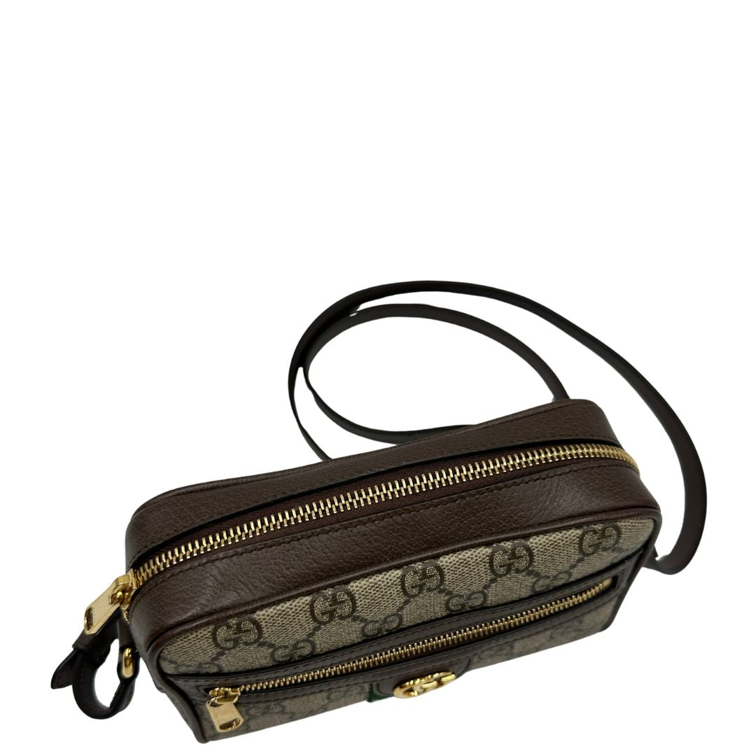 Chiusura, Borsa Gucci in canvas GG Supreme con l'iconica striscia Web verde e rossa, munita di un manico singolo e una tracolla regolabile e amovibile. Originale, usata, di lussi, in condizioni eccellenti.