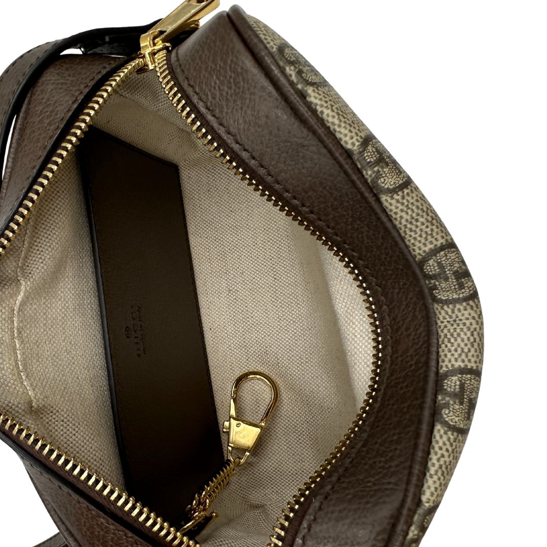 Interno, Borsa Gucci in canvas GG Supreme con l'iconica striscia Web verde e rossa, munita di un manico singolo e una tracolla regolabile e amovibile. Originale, usata, di lussi, in condizioni eccellenti.