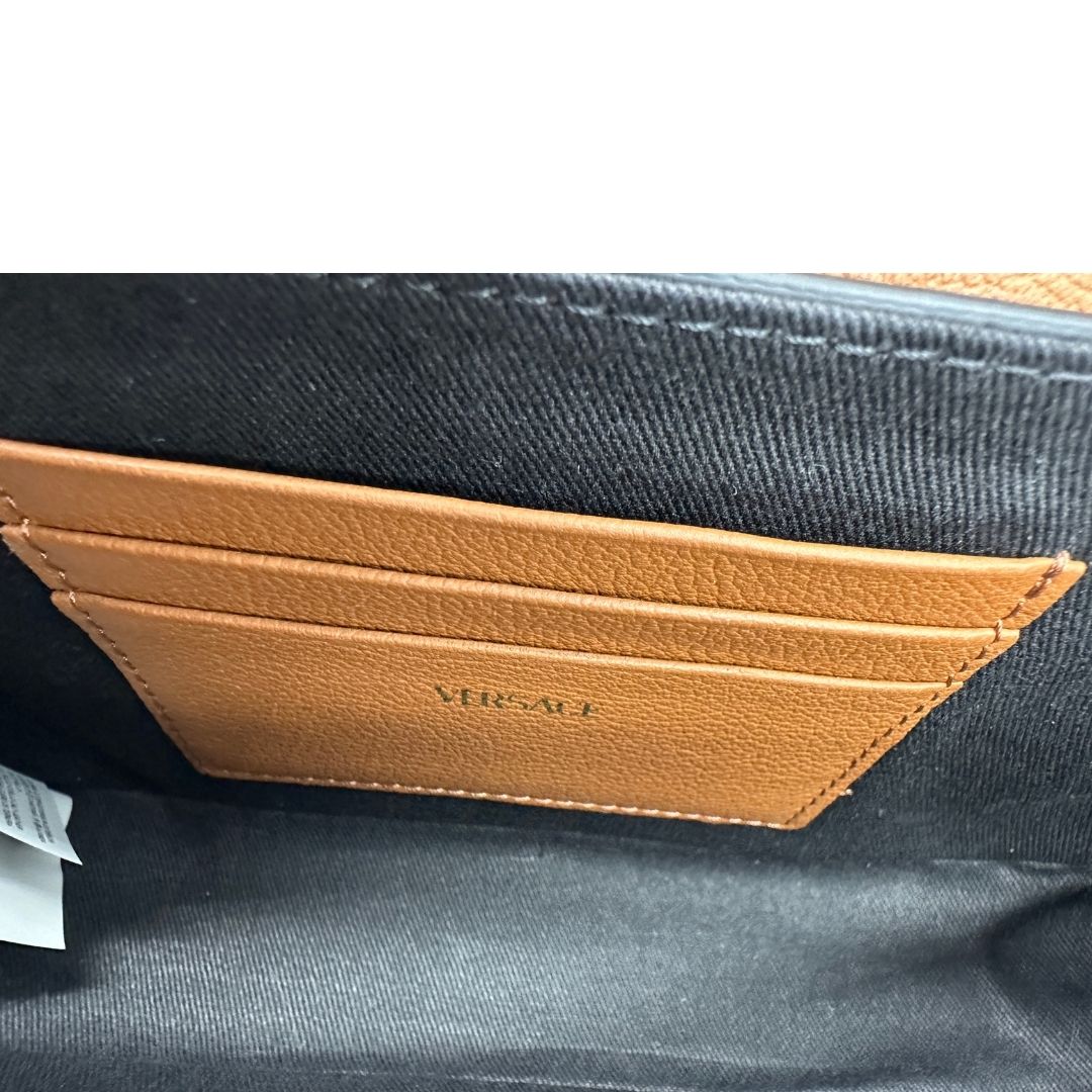 interno della  Borsa Versace in pelle martellata color cammello e hardware dorato, di lusso, originale, eccellenti condizioni, usata 