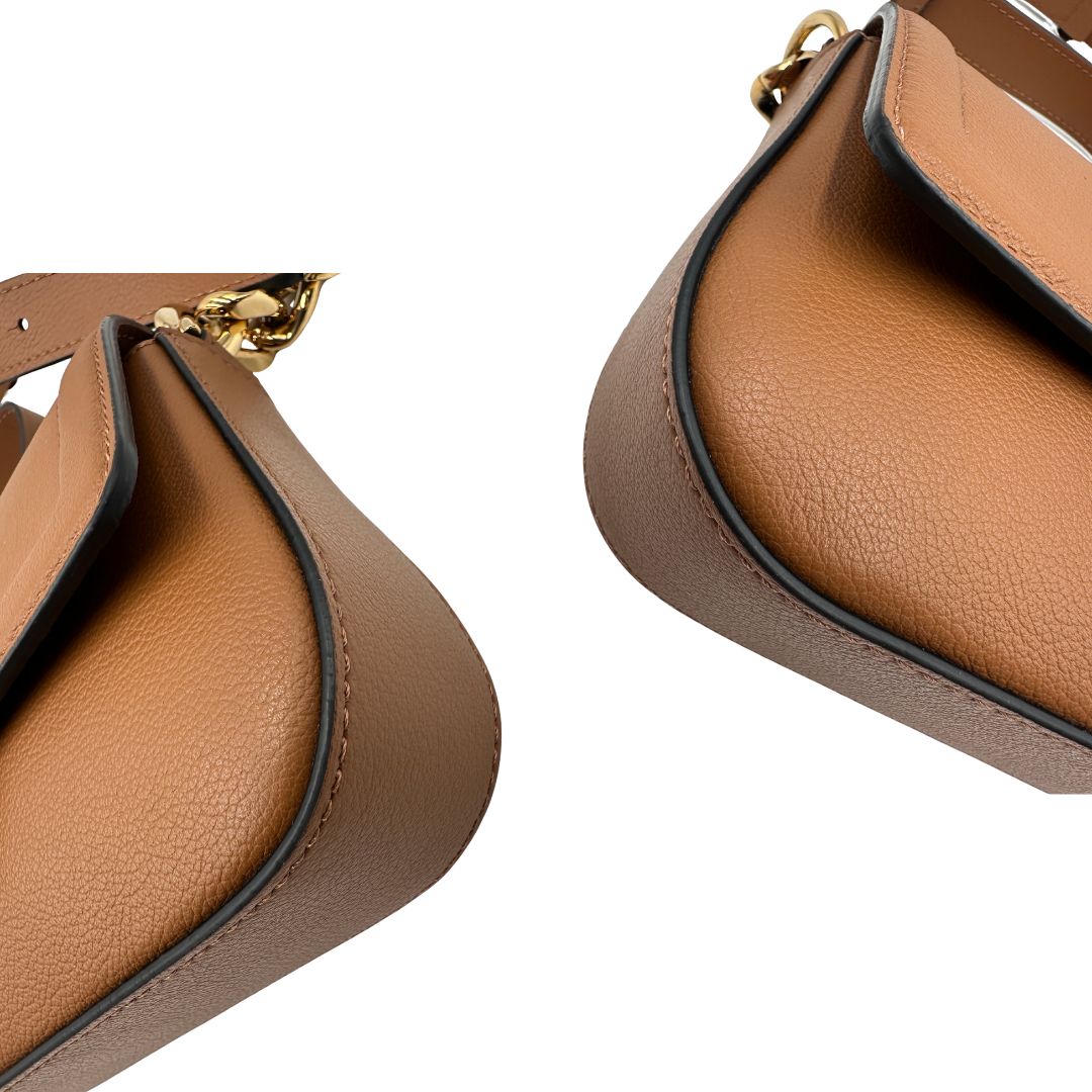 angoli  Borsa Versace in pelle martellata color cammello e hardware dorato, di lusso, originale, eccellenti condizioni, usata 