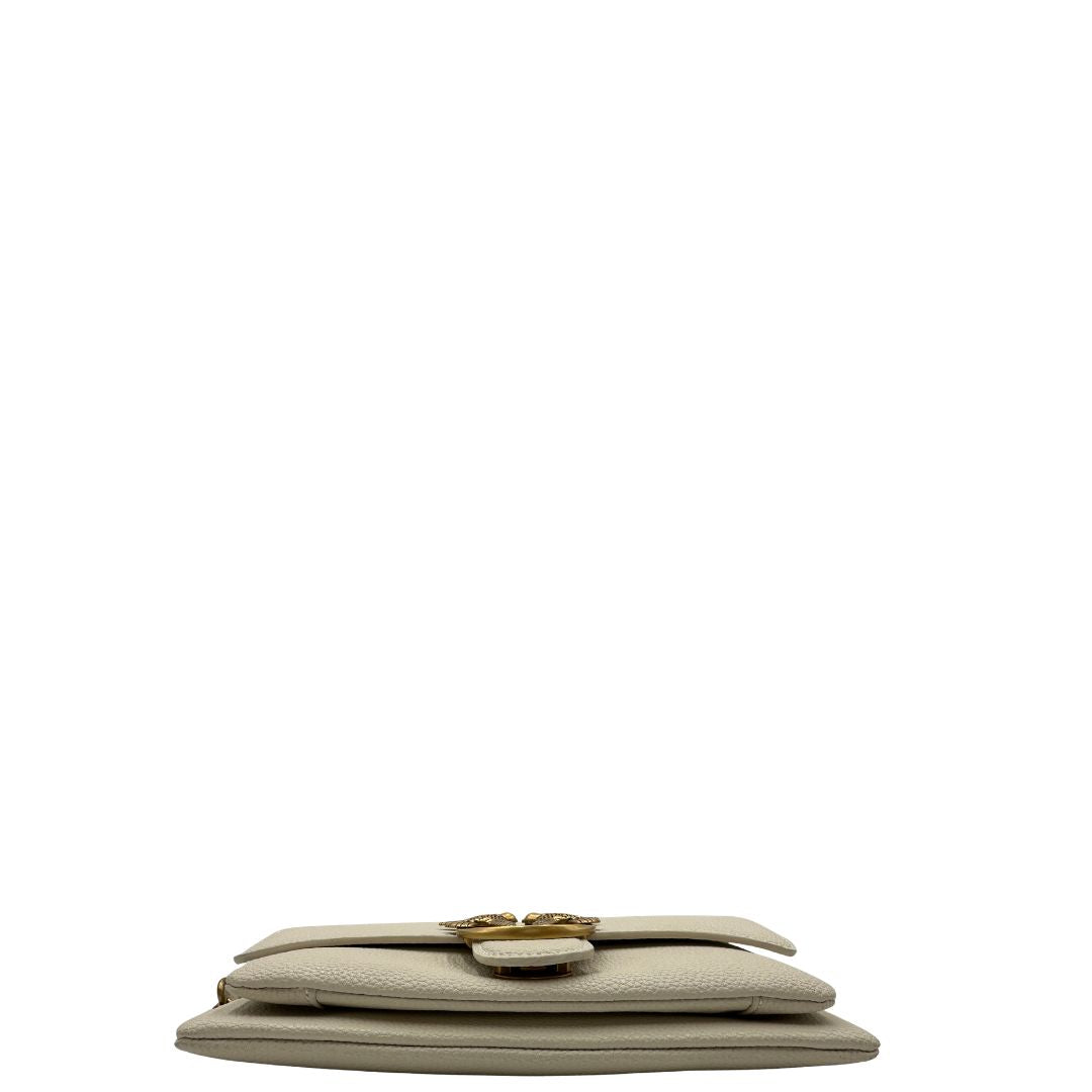 Base, Borsa Pinko nella versione mini in pelle martellata bianco avorio e hardware dorato, indossabile a tracolla o a spalla. Originale, usata, di lusso, in ottime condizioni.