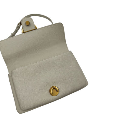 Interno, Borsa Pinko nella versione mini in pelle martellata bianco avorio e hardware dorato, indossabile a tracolla o a spalla. Originale, usata, di lusso, in ottime condizioni.