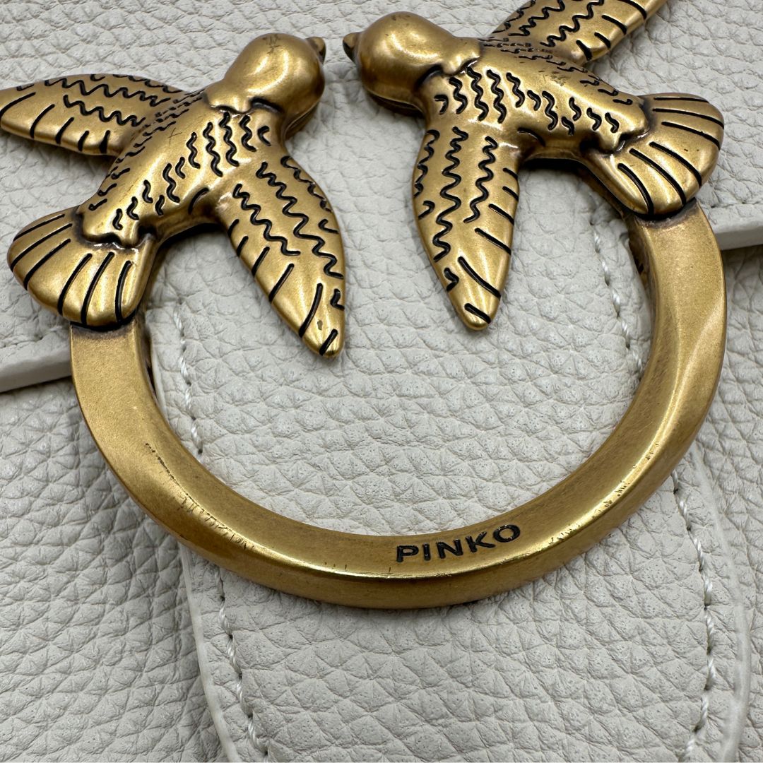 Borsa Pinko nella versione mini in pelle martellata bianco avorio e hardware dorato, indossabile a tracolla o a spalla. Originale, usata, di lusso, in ottime condizioni.