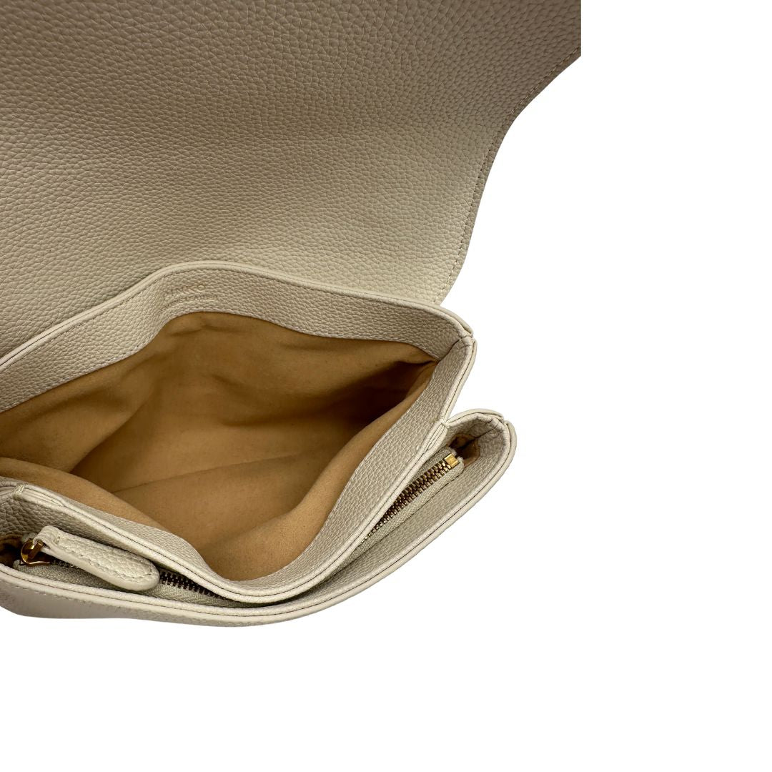 Interno, Borsa Pinko nella versione mini in pelle martellata bianco avorio e hardware dorato, indossabile a tracolla o a spalla. Originale, usata, di lusso, in ottime condizioni.