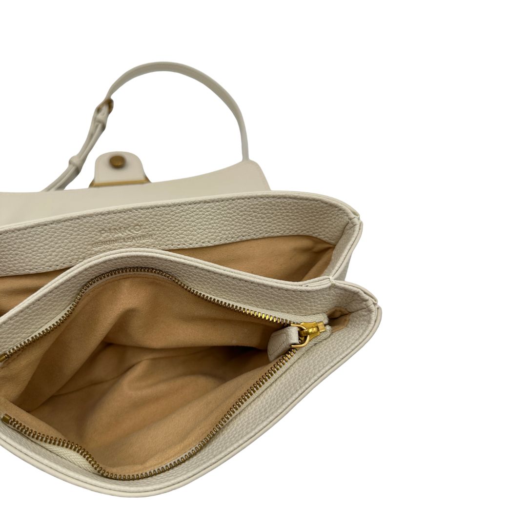 Interno, Borsa Pinko nella versione mini in pelle martellata bianco avorio e hardware dorato, indossabile a tracolla o a spalla. Originale, usata, di lusso, in ottime condizioni.