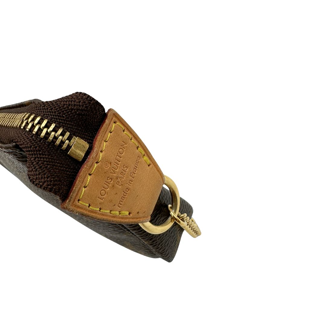 Pochette Accessoires mini in canvas marrone monogram, da portare a mano. 