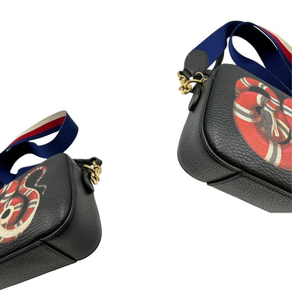 Borsa Gucci realizzata in pelle nera impreziosita da stampa snake sul front, di lusso, originale, usata