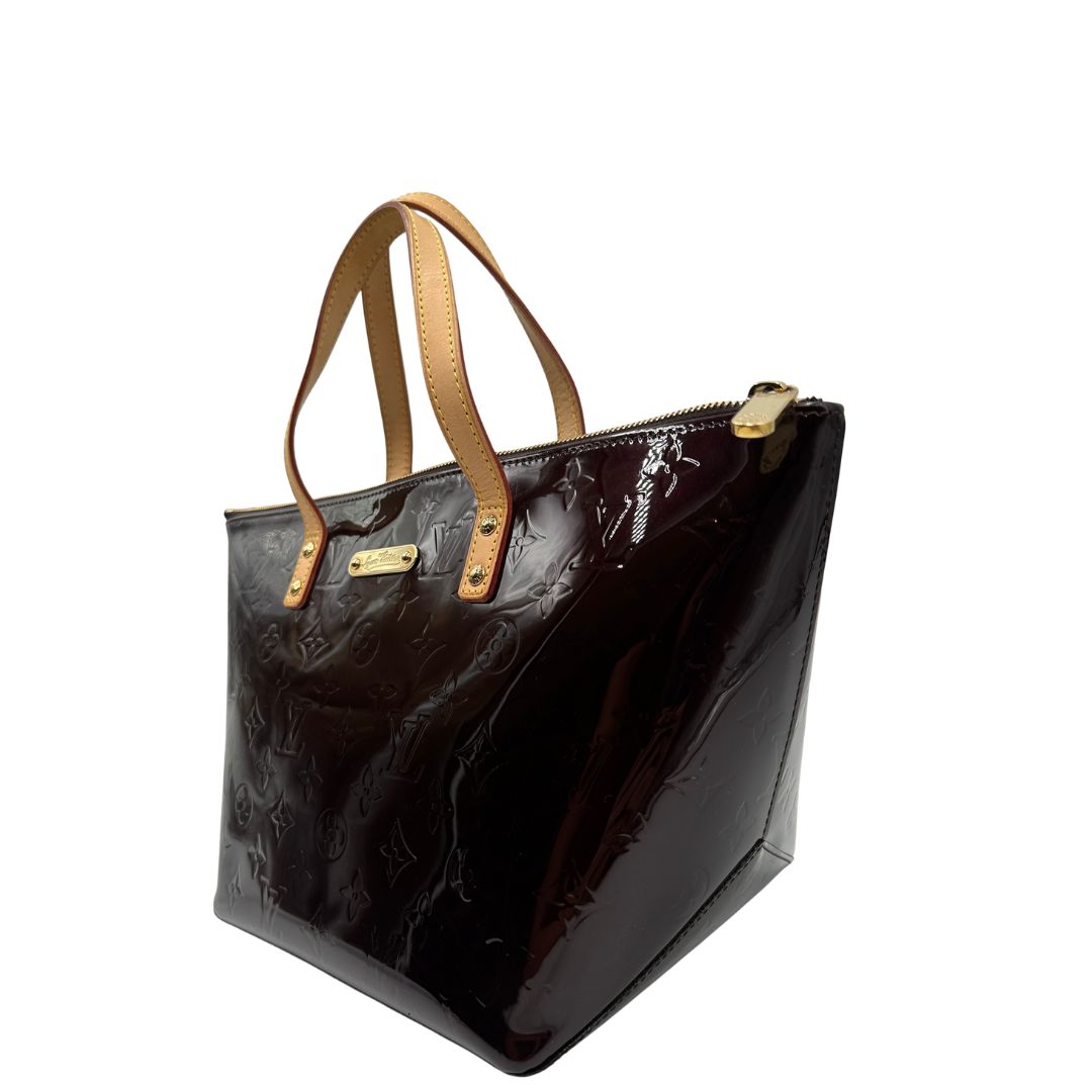 lato  Borsa Louis Vuitton in pelle vernis bordeaux monogram e hardware dorato, di lusso, originale, ottime condizioni, usata. 