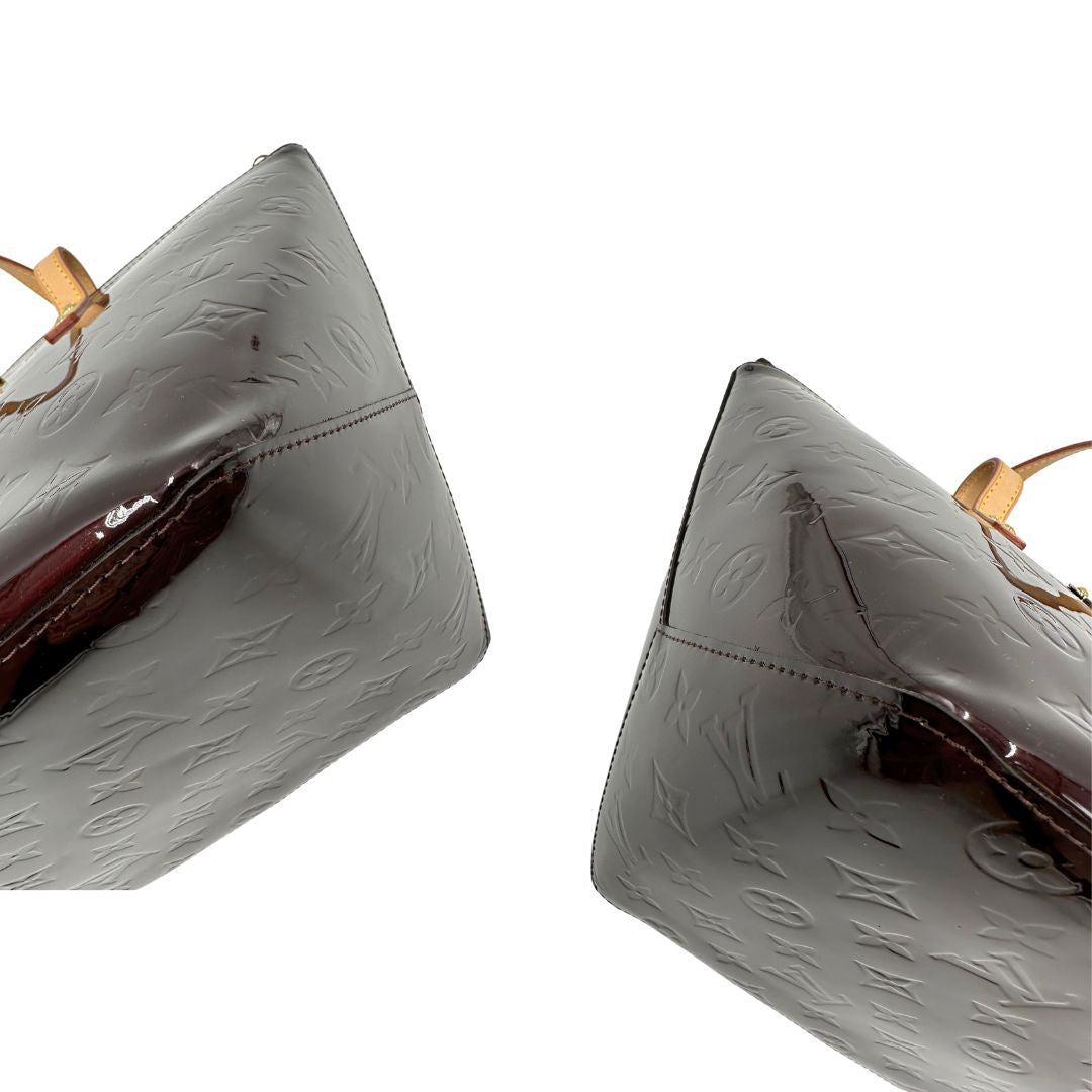 angoli della  Borsa Louis Vuitton in pelle vernis bordeaux monogram e hardware dorato, di lusso, originale, ottime condizioni, usata. 