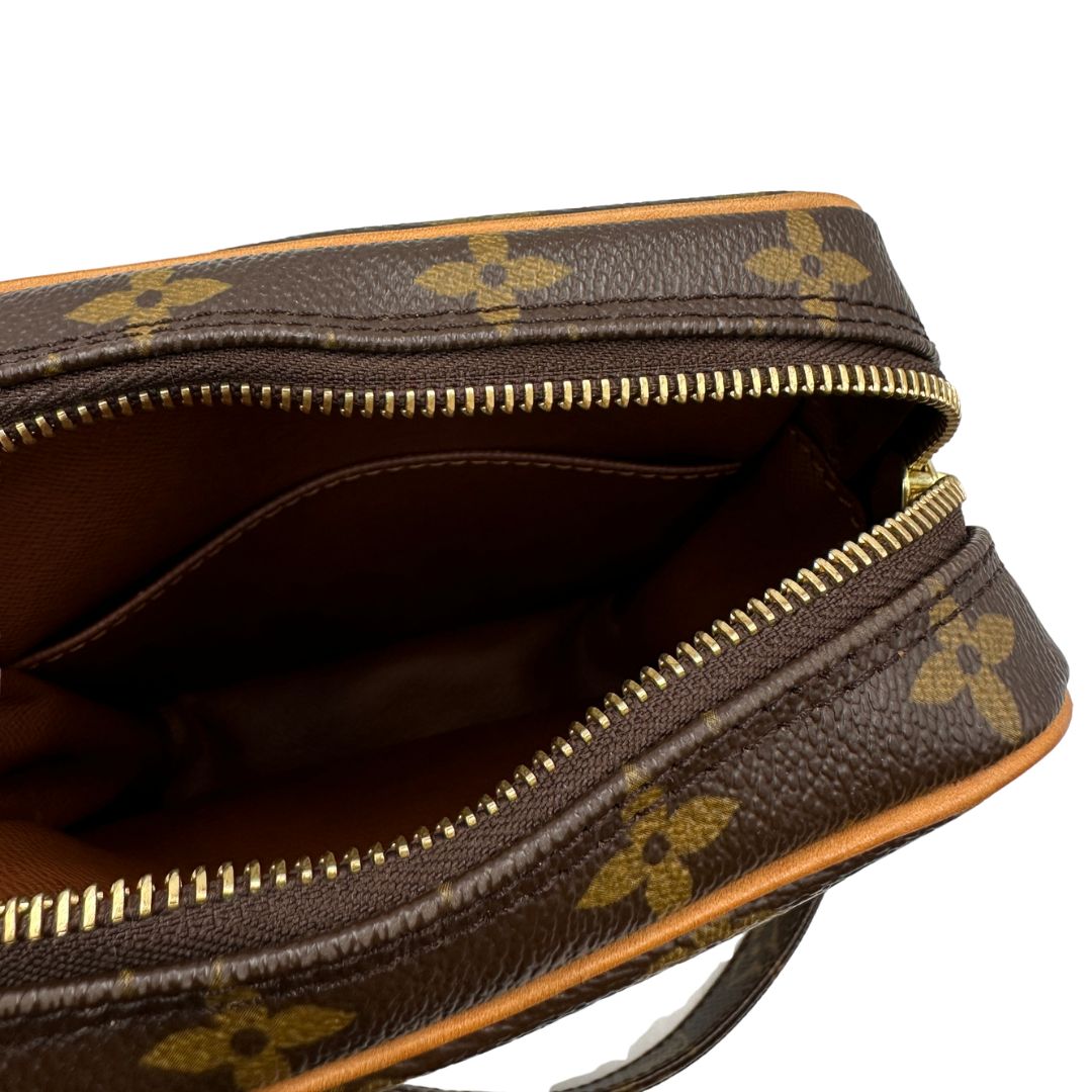 internoBorsa Louis Vuitton in canvas marrone monogram, munita di una tracolla regolabile