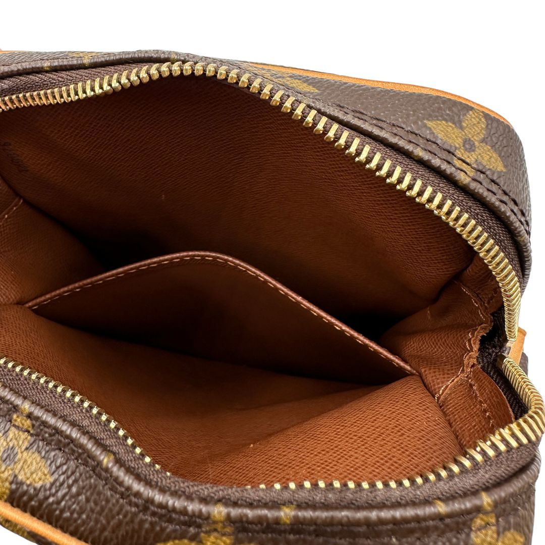 internoBorsa Louis Vuitton in canvas marrone monogram, munita di una tracolla regolabile