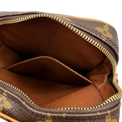 internoBorsa Louis Vuitton in canvas marrone monogram, munita di una tracolla regolabile