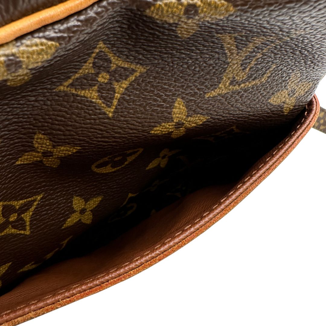 internoBorsa Louis Vuitton in canvas marrone monogram, munita di una tracolla regolabile 