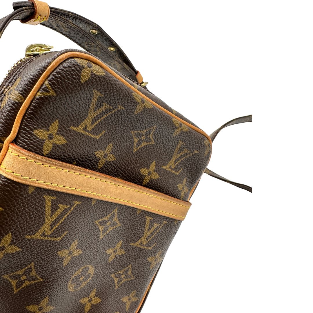 Borsa Louis Vuitton in canvas marrone monogram, munita di una tracolla regolabile