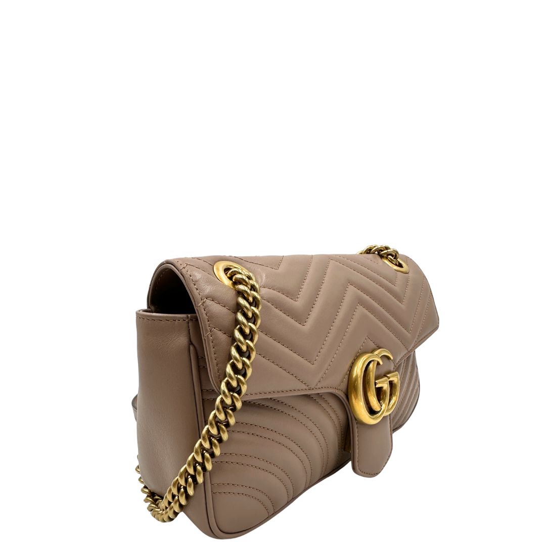 lato  Borsa Gucci Marmont in pelle trapuntata color nude  