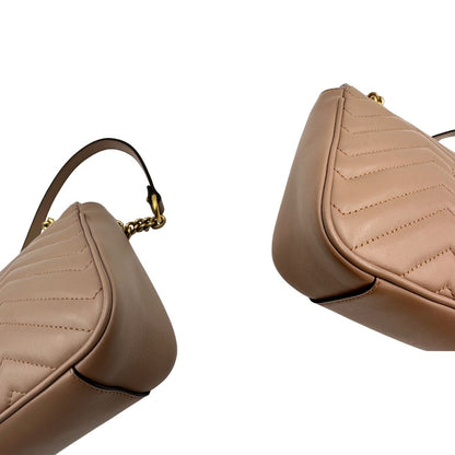 angoli  Borsa Gucci Marmont in pelle trapuntata color nude 