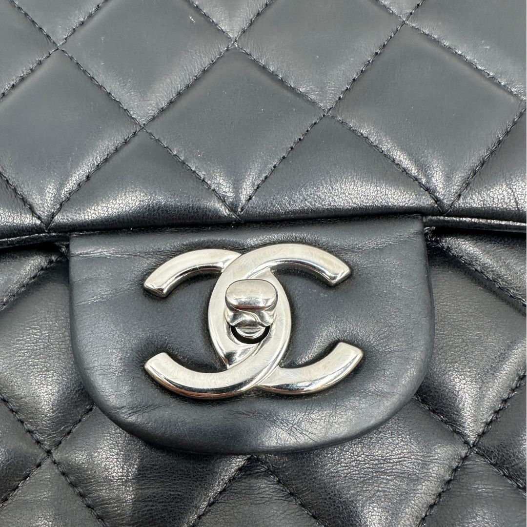 logo Borsa Chanel linea Timeless, in pelle nera trapuntata con motivo matelassé, di lusso, originale, ottime condizioni, usata 