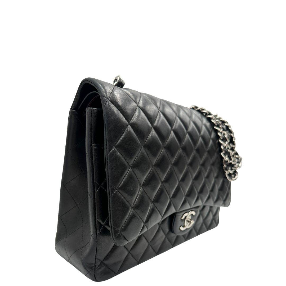 lato Borsa Chanel linea Timeless, in pelle nera trapuntata con motivo matelassé, di lusso, originale, ottime condizioni, usata 