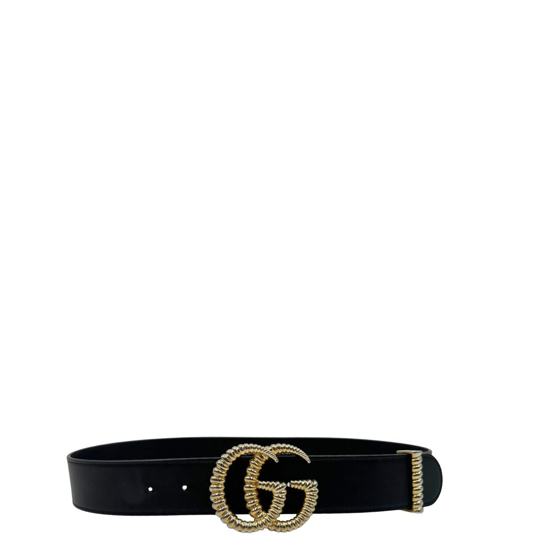 Cintura Gucci in pelle nera con logo GG in metallo dorato. Originale, usata, di lusso, in ottime condizioni.