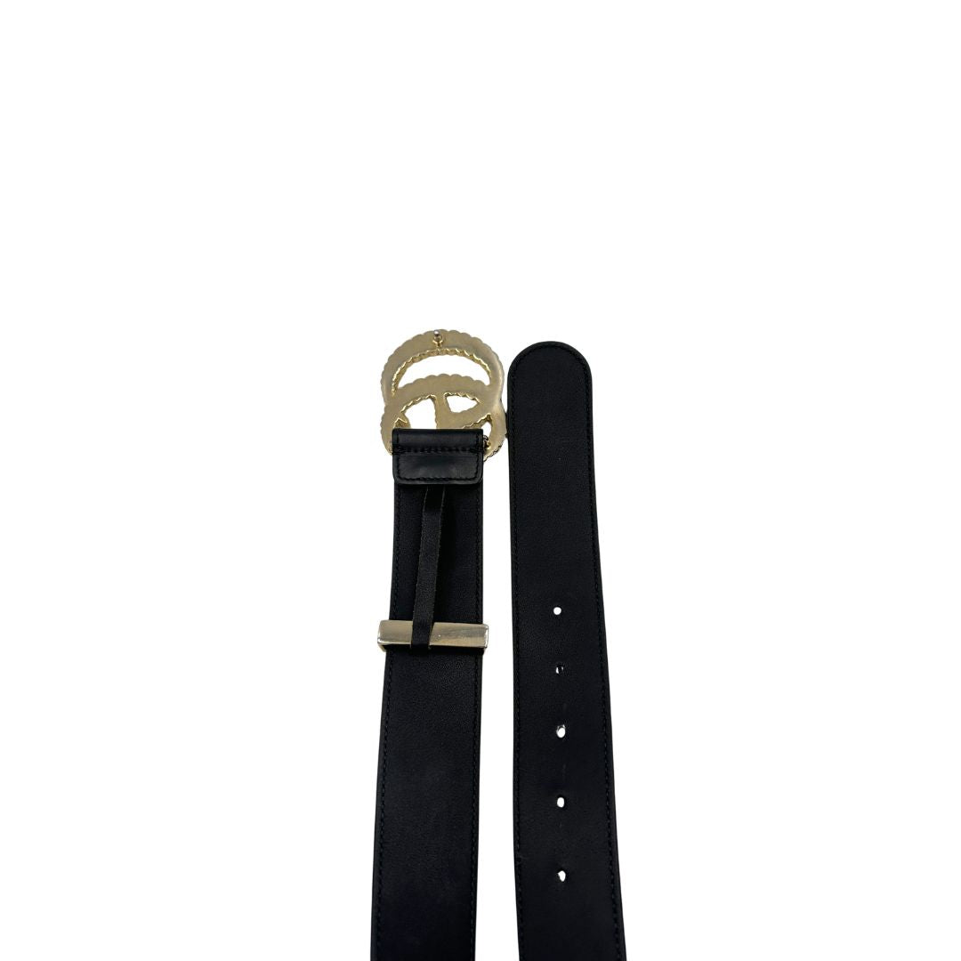 Cintura Gucci in pelle nera con logo GG in metallo dorato. Originale, usata, di lusso, in ottime condizioni.