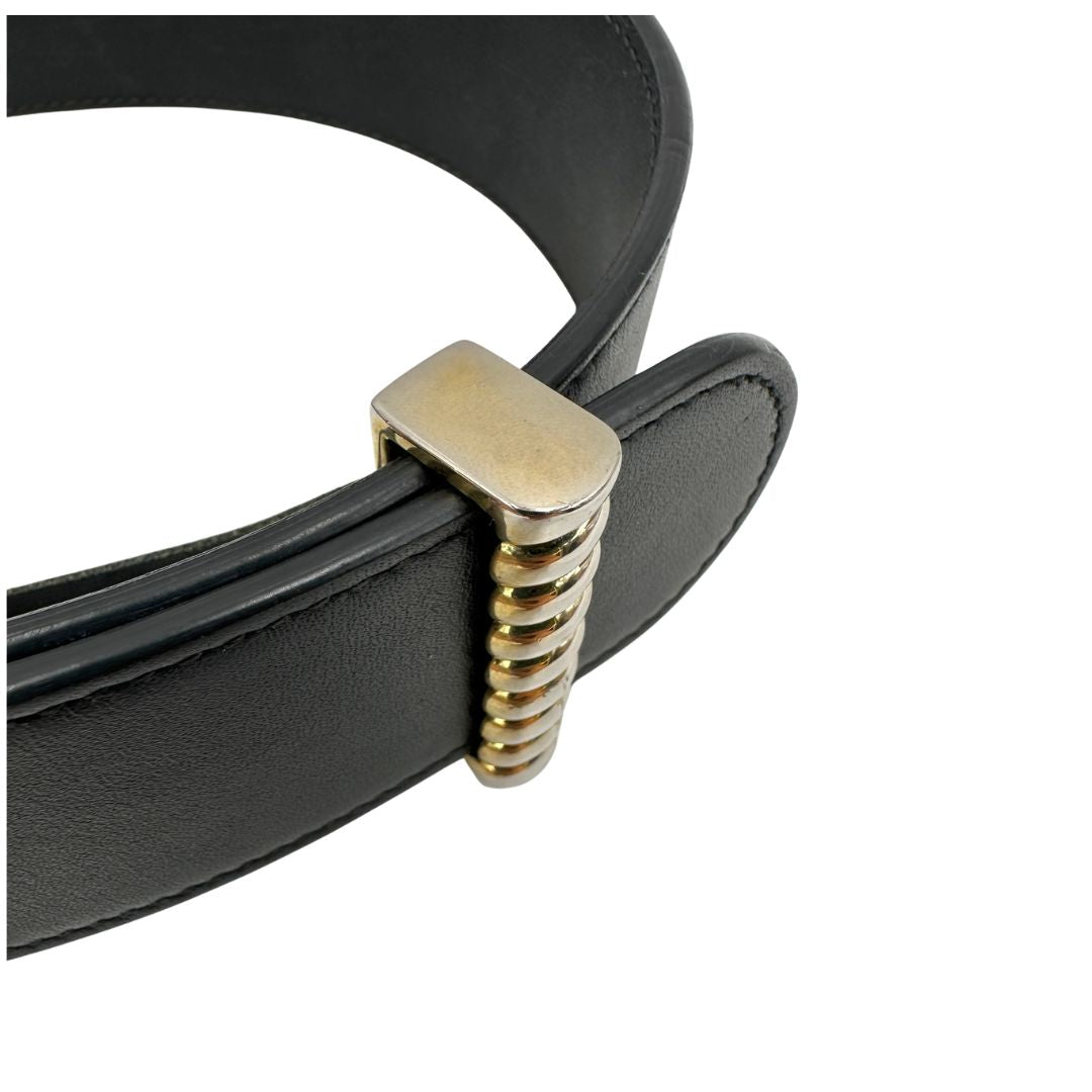 Cintura Gucci in pelle nera con logo GG in metallo dorato. Originale, usata, di lusso, in ottime condizioni.