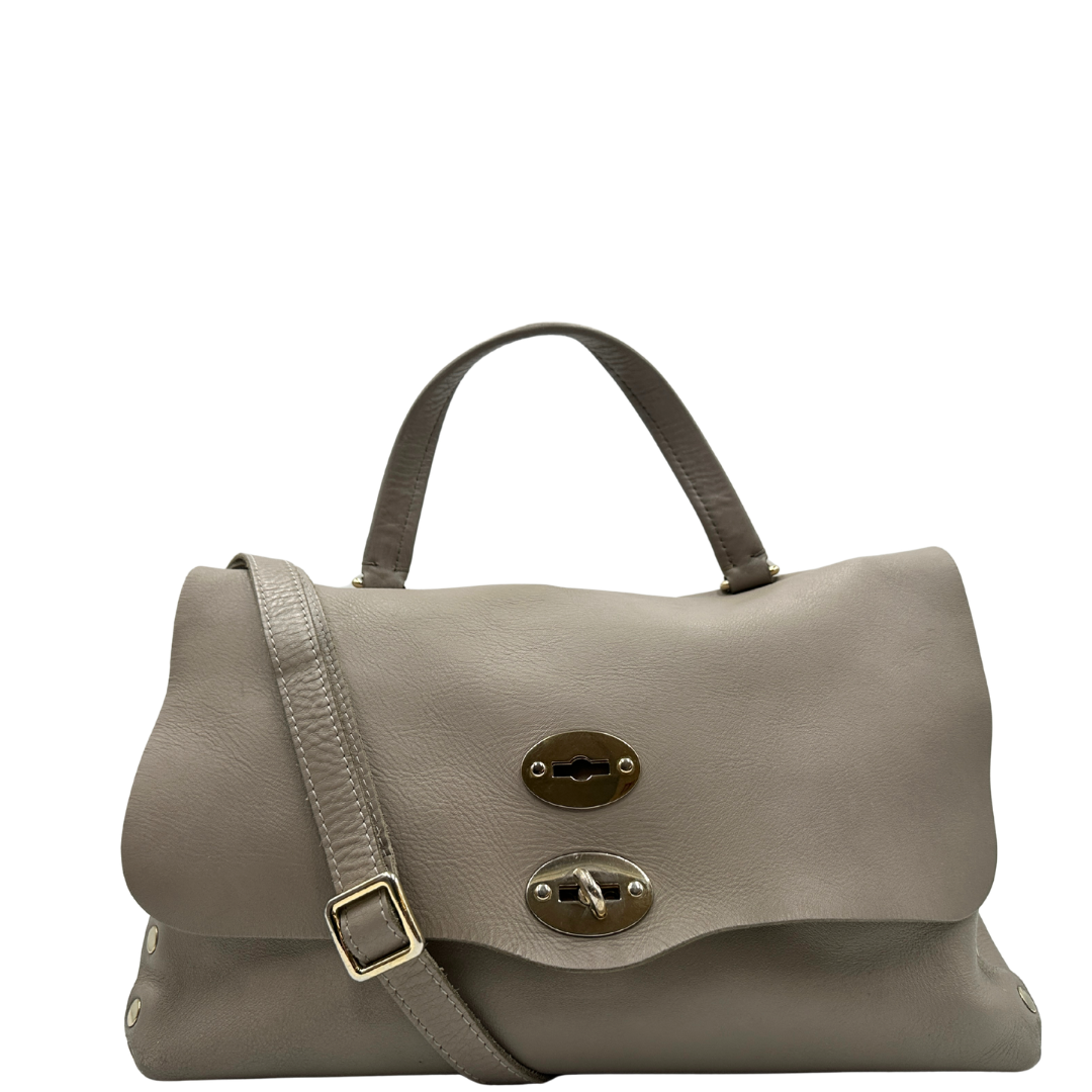 Front, Capiente postina M Zanellato in pelle color grigio, munita di una tracolla amovibile e regolabile e un manico singolo. Originale usata, di lusso, in buone condizioni.