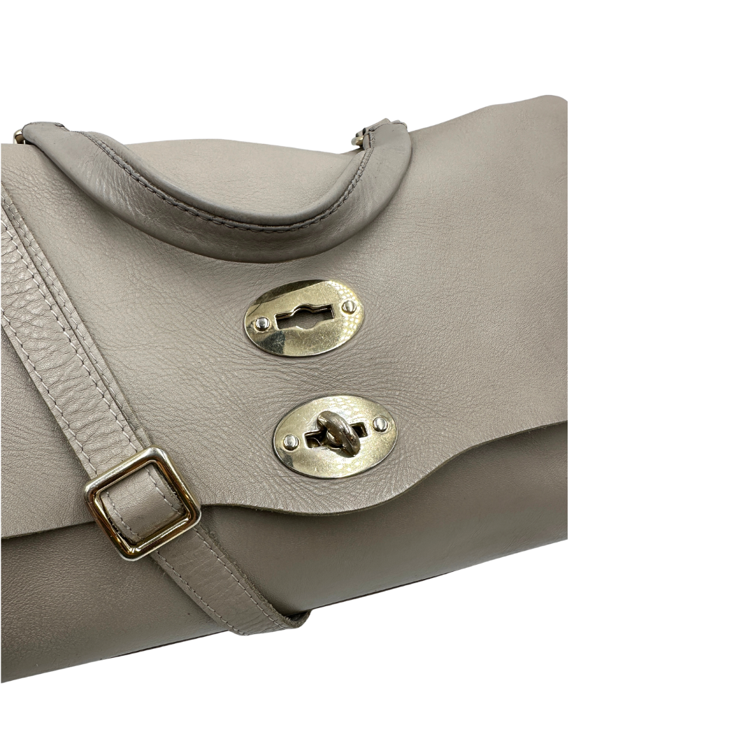 Chiusura, Capiente postina M Zanellato in pelle color grigio, munita di una tracolla amovibile e regolabile e un manico singolo. Originale usata, di lusso, in buone condizioni.