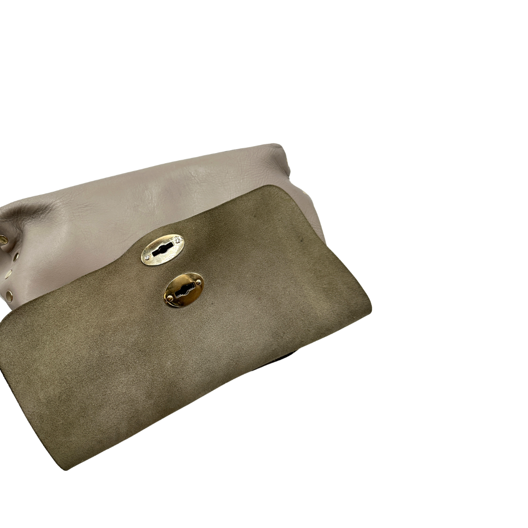 Capiente postina M Zanellato in pelle color grigio, munita di una tracolla amovibile e regolabile e un manico singolo. Originale usata, di lusso, in buone condizioni.