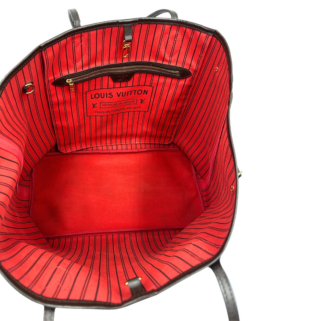 Interno, Borsa Louis Vuitton Neverfull GM in canvas Damier Ébène con finiture in pelle marroni testa di moro e parti metalliche dorate; munita di doppi manici, indossabile a spalla. Originale usata, di lusso, in ottime condizioni.