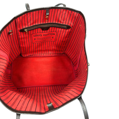 Interno, Borsa Louis Vuitton Neverfull GM in canvas Damier Ébène con finiture in pelle marroni testa di moro e parti metalliche dorate; munita di doppi manici, indossabile a spalla. Originale usata, di lusso, in ottime condizioni.