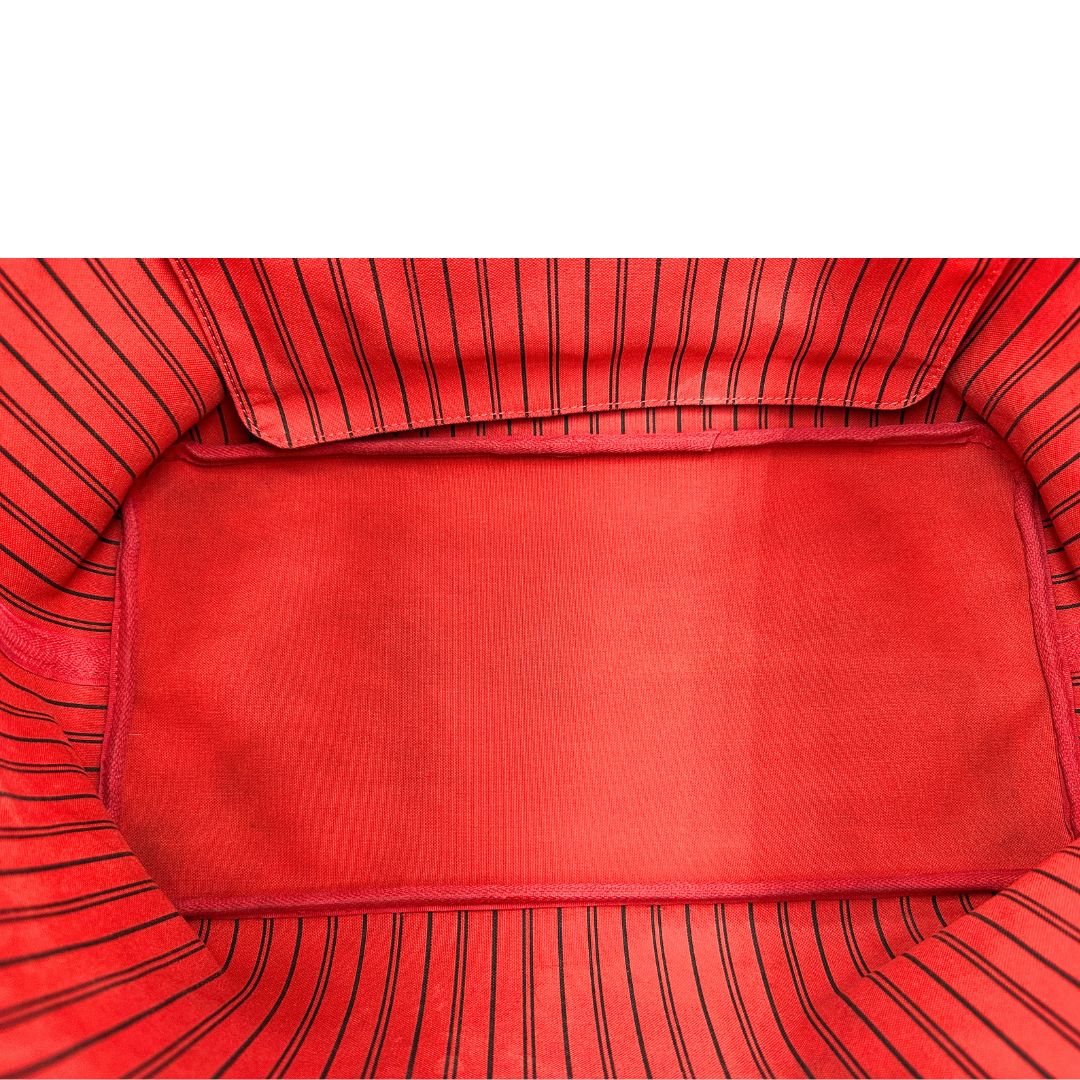 Interno, Borsa Louis Vuitton Neverfull GM in canvas Damier Ébène con finiture in pelle marroni testa di moro e parti metalliche dorate; munita di doppi manici, indossabile a spalla. Originale usata, di lusso, in ottime condizioni.