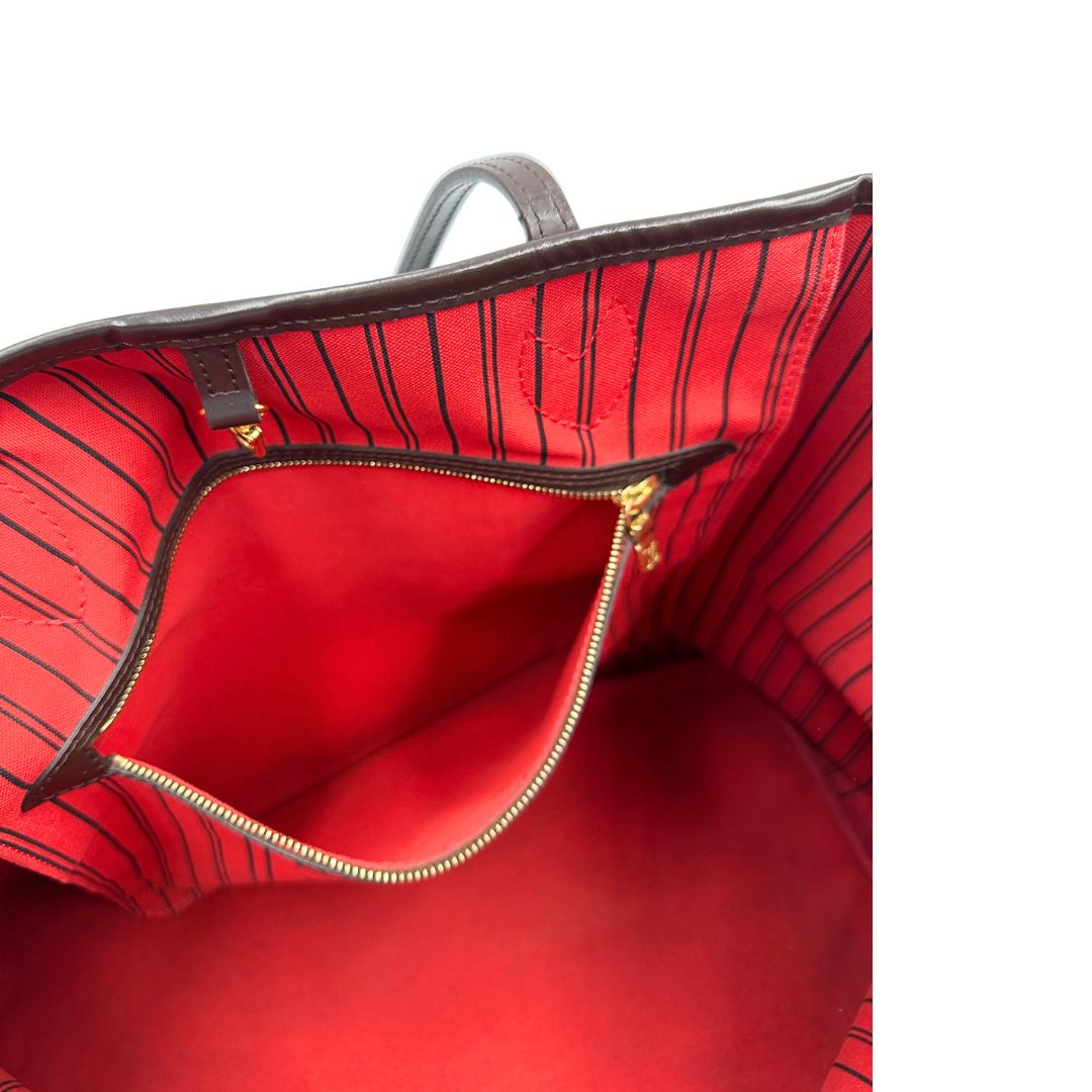 Interno, Borsa Louis Vuitton Neverfull GM in canvas Damier Ébène con finiture in pelle marroni testa di moro e parti metalliche dorate; munita di doppi manici, indossabile a spalla. Originale usata, di lusso, in ottime condizioni.