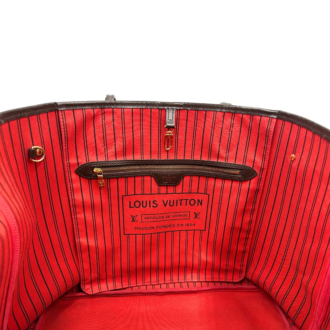 Interno, Borsa Louis Vuitton Neverfull GM in canvas Damier Ébène con finiture in pelle marroni testa di moro e parti metalliche dorate; munita di doppi manici, indossabile a spalla. Originale usata, di lusso, in ottime condizioni.
